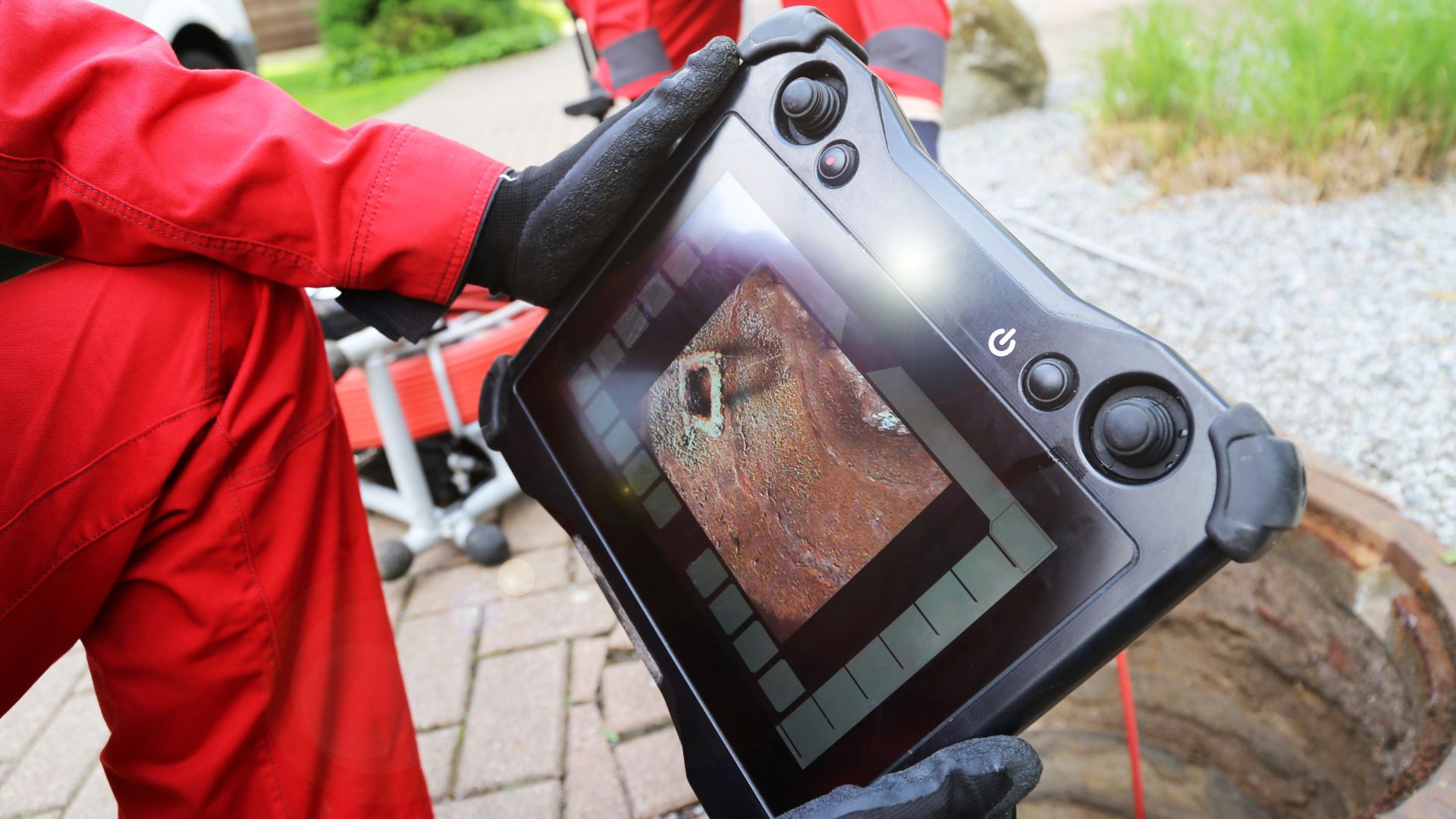 Thermal camera displaying rusty metal surface during outdoor inspection
